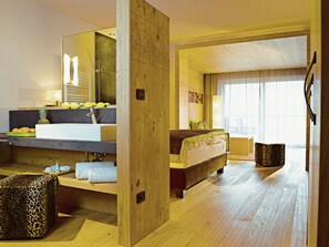 Habitación doble Confort | Baño | Regadera, regadera tipo lluvia, amenidades de baño gratuitas 