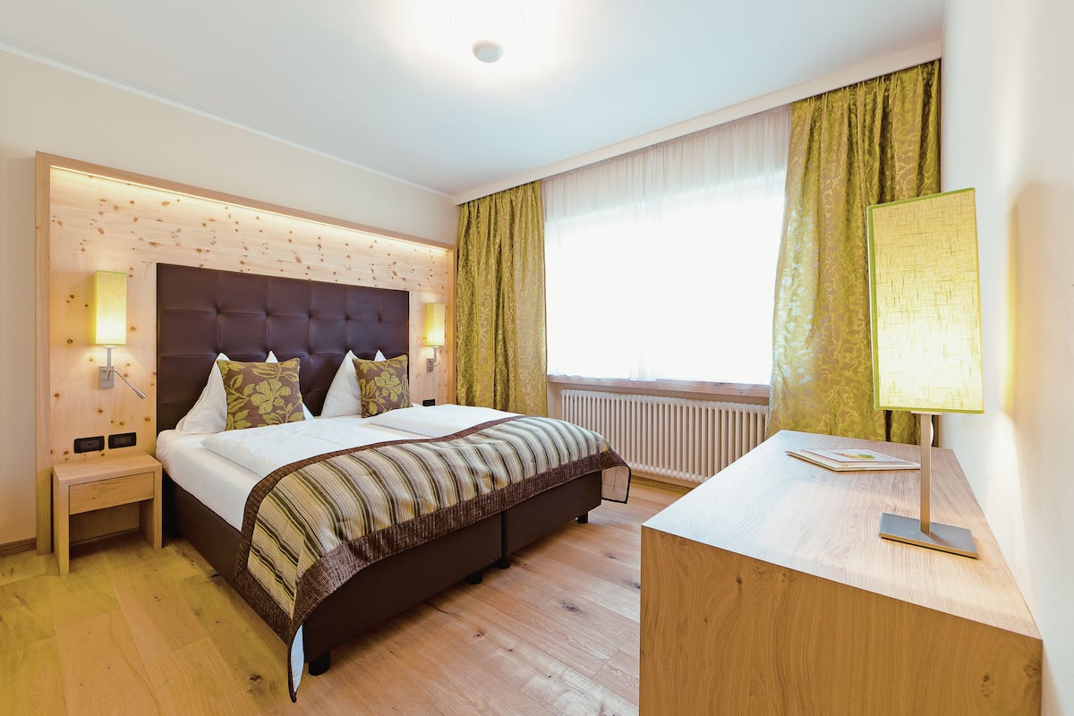 junior suite | minibar, in-room safe, desk, soundproofing