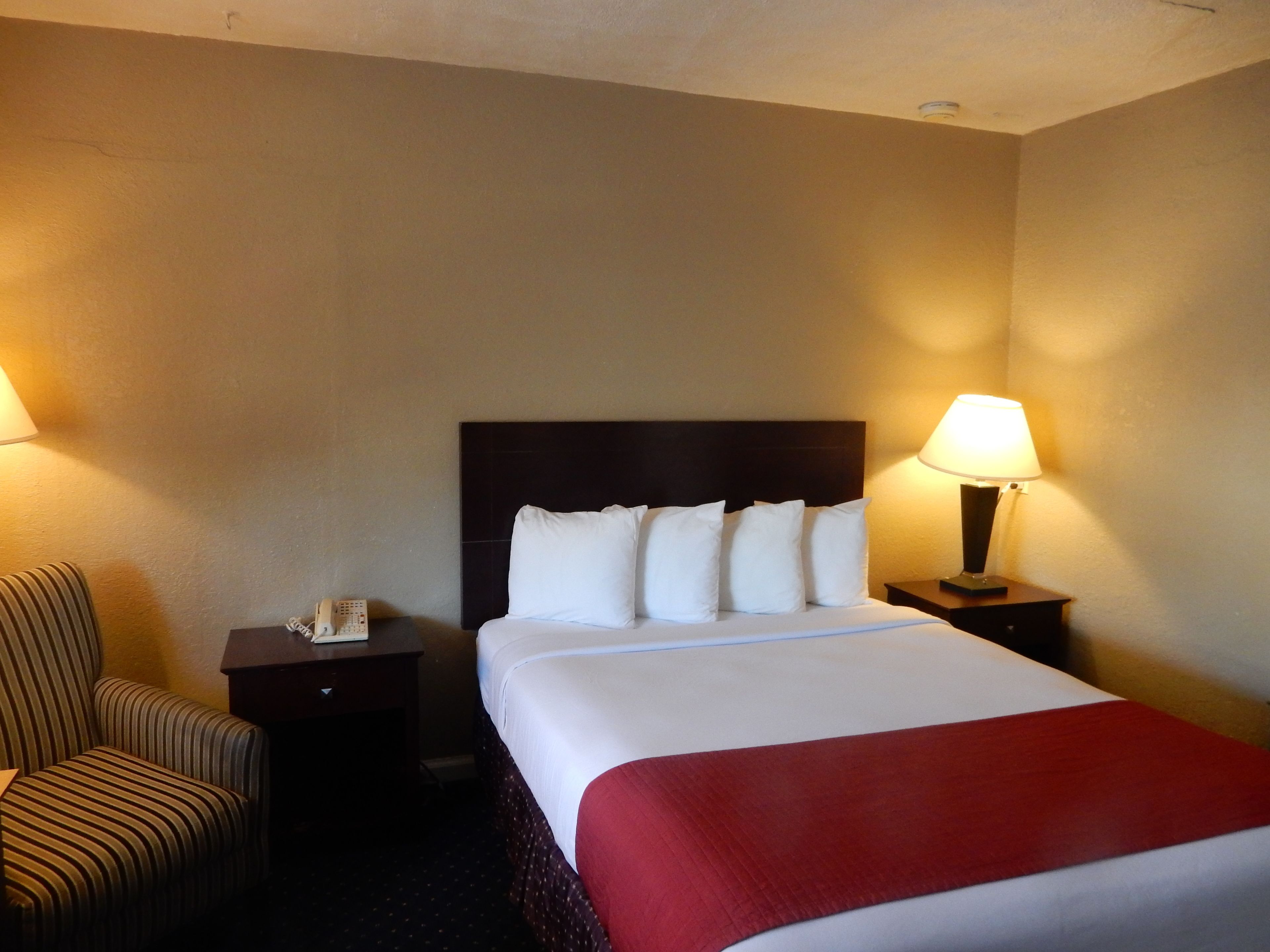 standard single room, 1 queen bed | free wifi