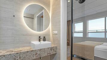 Shower, hair dryer, towels