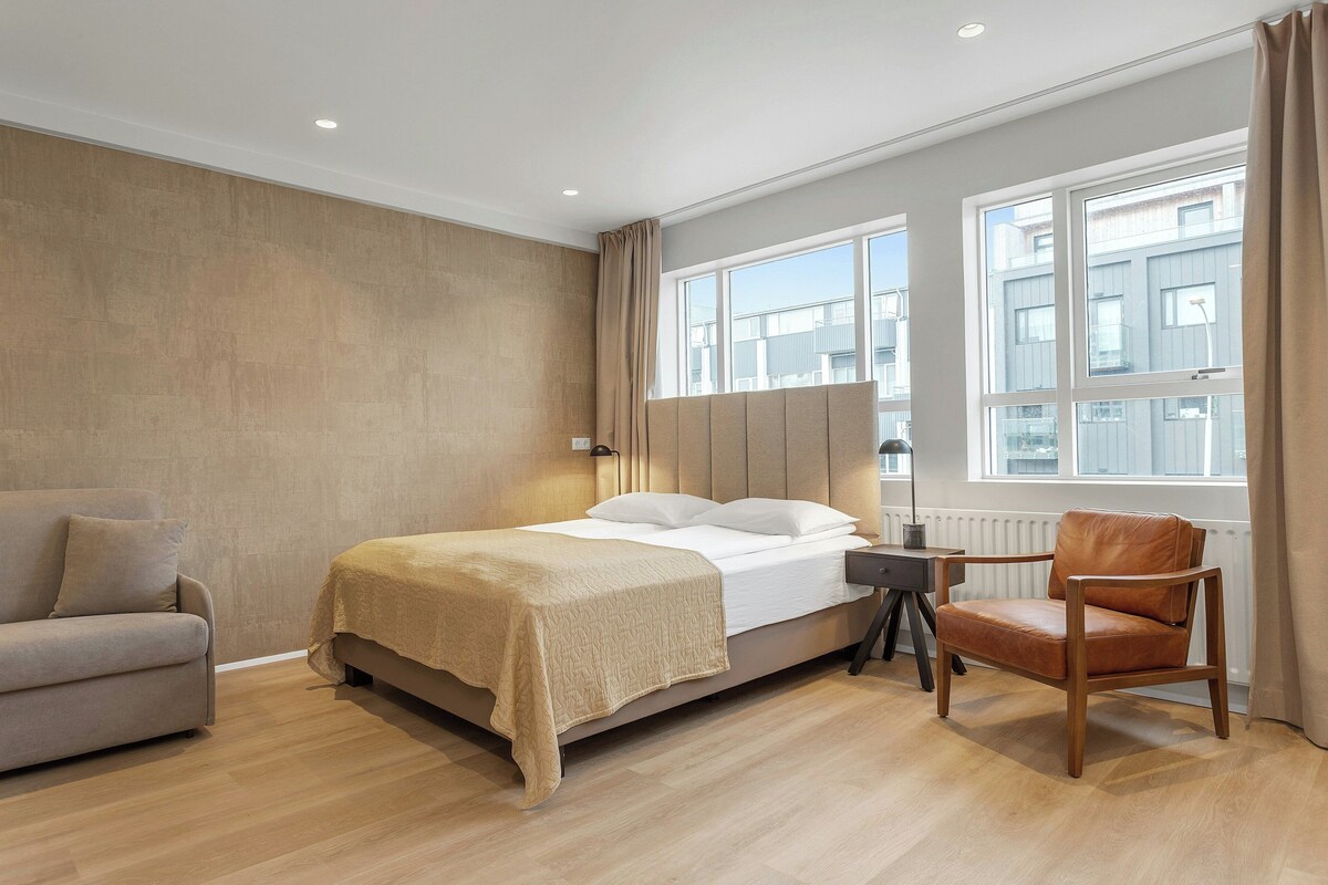 Escritorio, wifi gratis y ropa de cama 