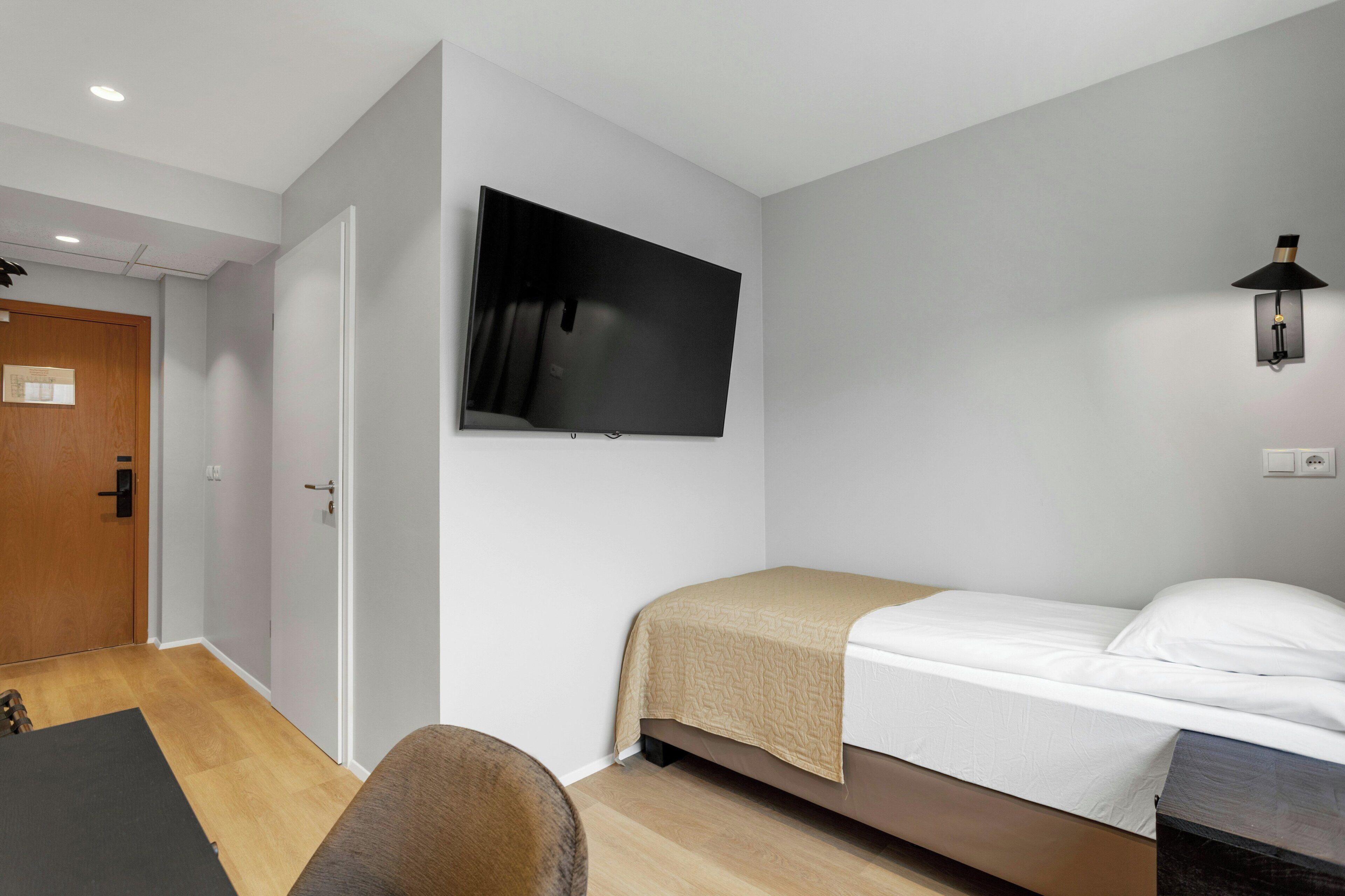 Desk, free WiFi, bed sheets