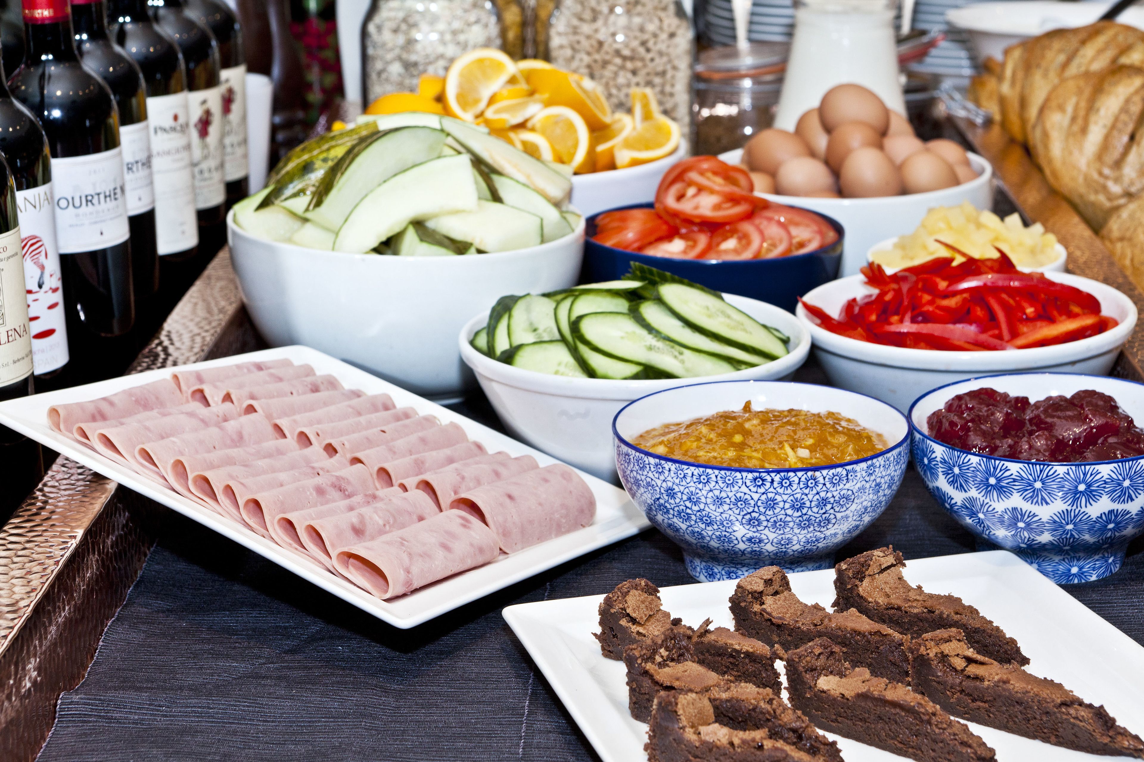 Daily continental breakfast (EUR 19 per person)