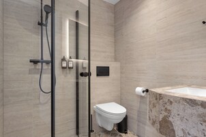 Tripla Standard, bagno privato | Bagno | Doccia, asciugacapelli, asciugamani