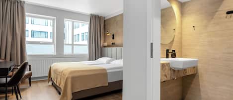 Deluxe Twin Room, Private Bathroom | Desk, free WiFi, bed sheets