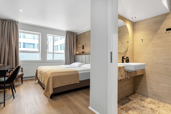 Deluxe Twin Room, Private Bathroom | Desk, free WiFi, bed sheets