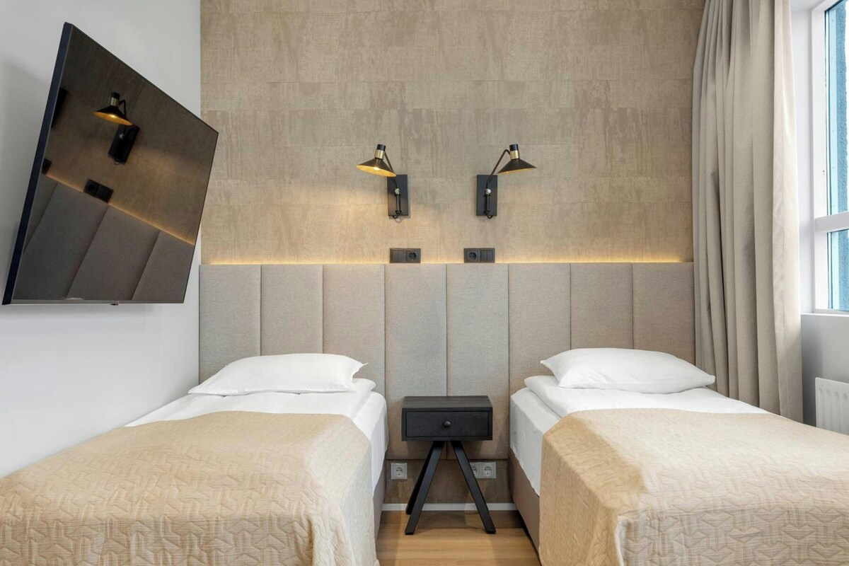 Escritorio, wifi gratis y ropa de cama 