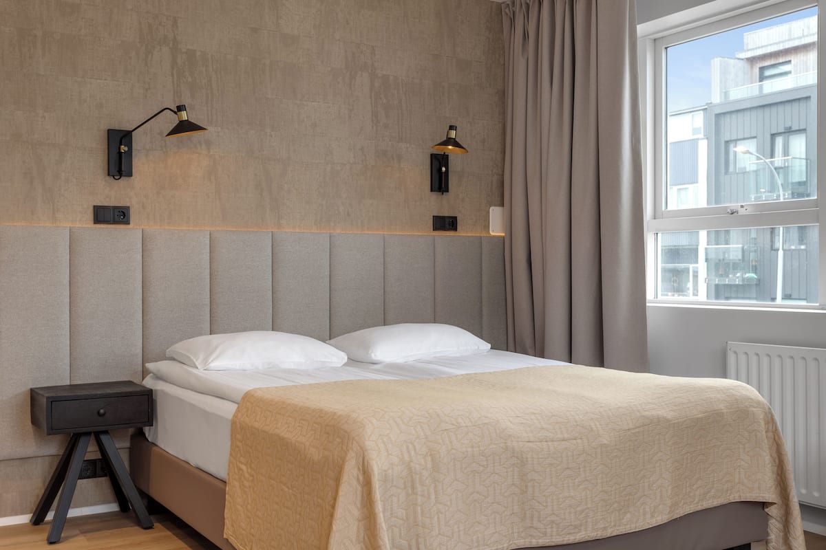 Quadrupla Deluxe, bagno privato | Una scrivania, Wi-Fi gratuito, lenzuola