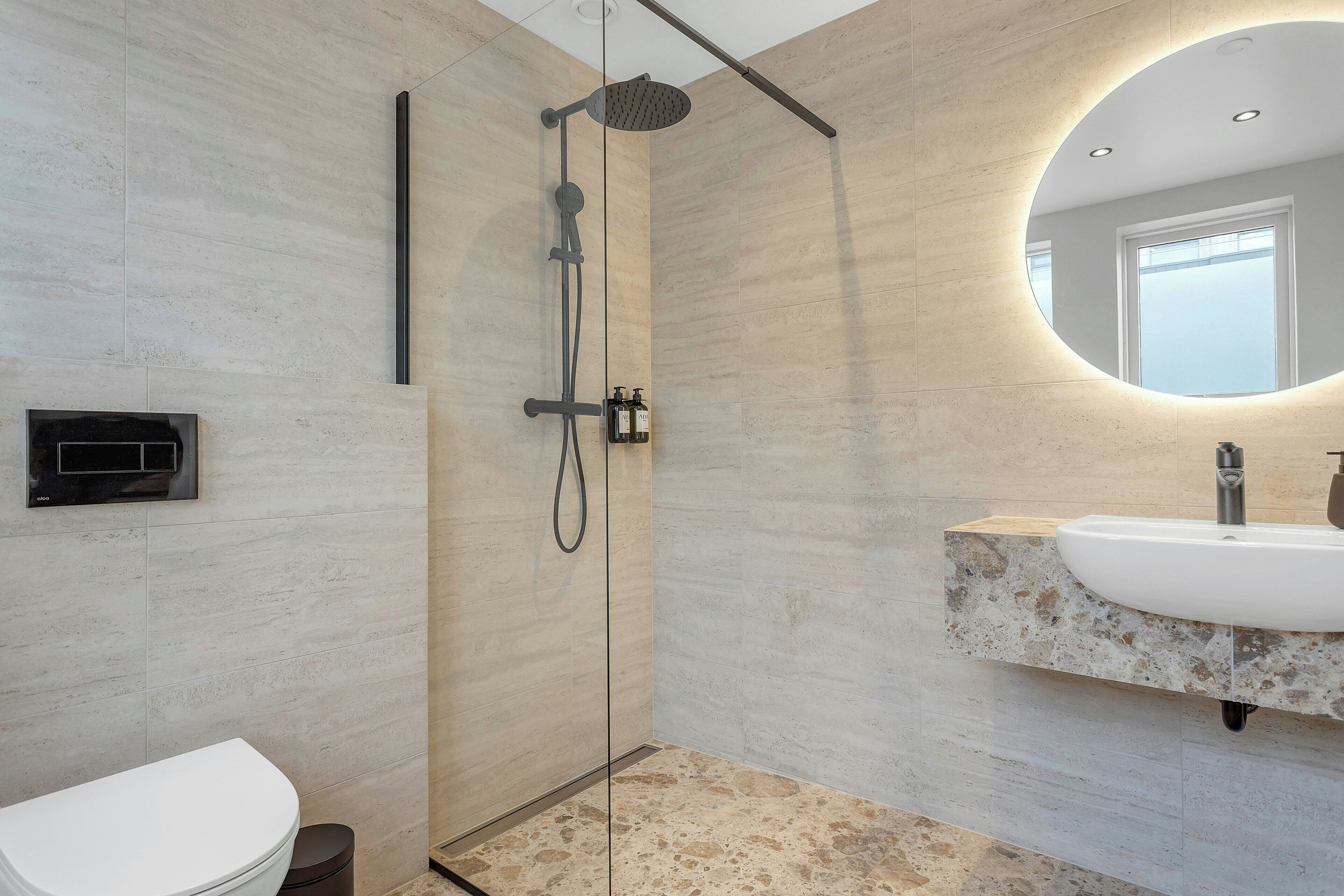 Shower, hair dryer, towels