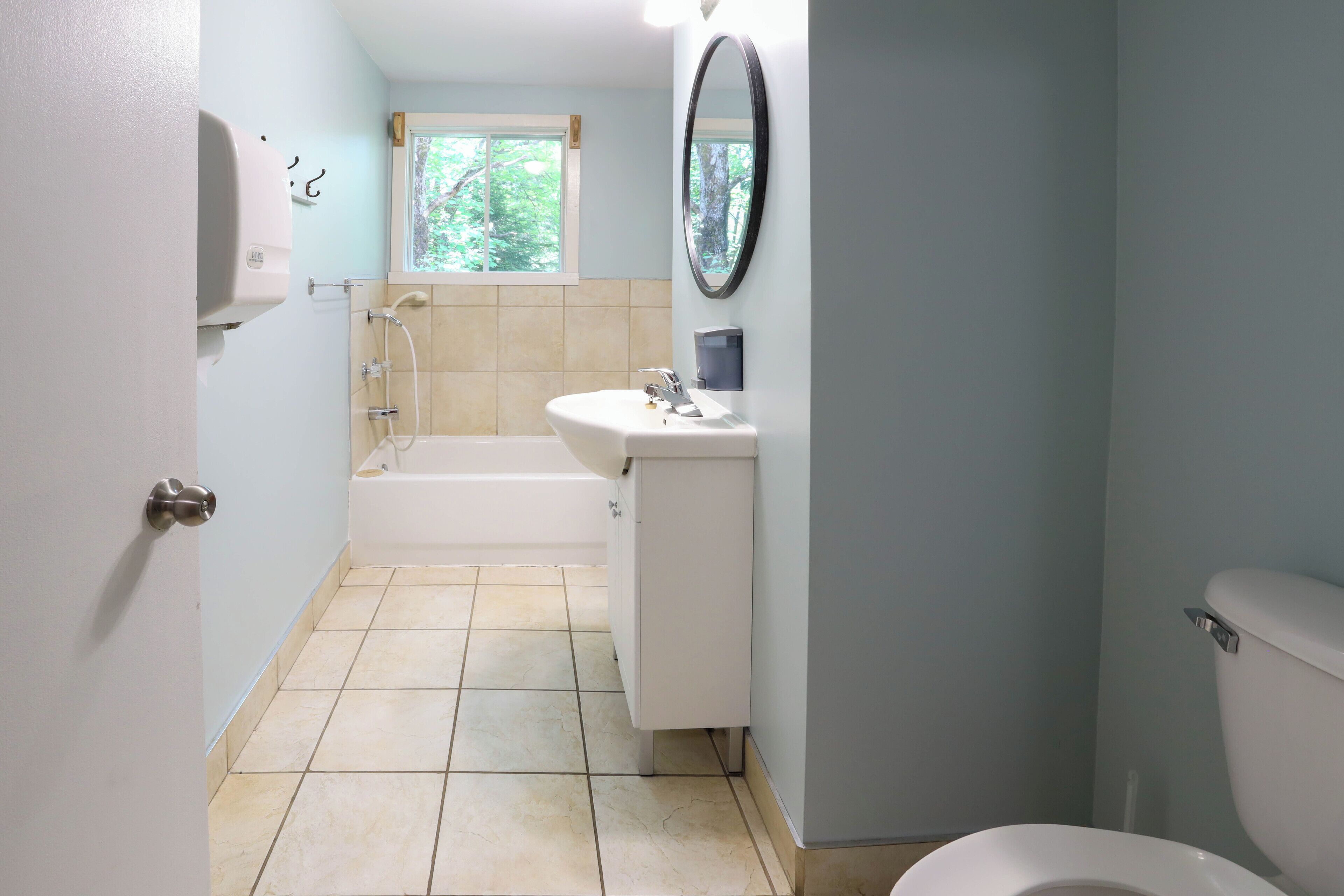 Une salle de bain avec une baignoire, un lavabo et des toilettes.