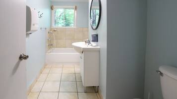 Une salle de bain avec une baignoire, un lavabo et des toilettes.