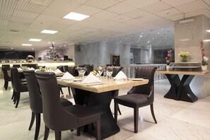 Se sirven desayunos, almuerzos y cenas; cocina internacional