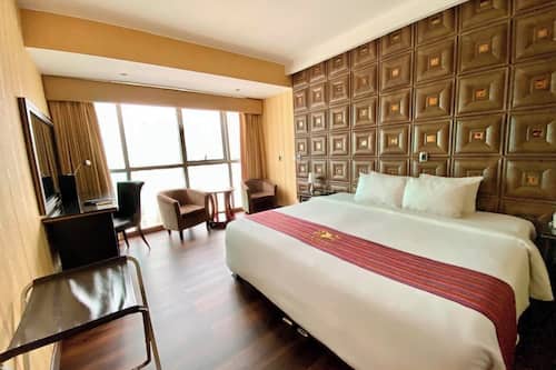 Minibar, caja de seguridad en la habitación y escritorio