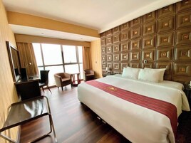 Minibar, caja de seguridad en la habitación y escritorio 