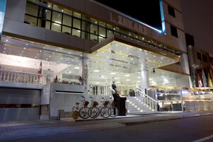 Fachada de la propiedad por la tarde o noche