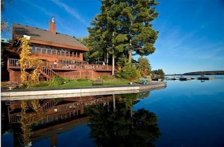 Front of property. Westwind Inn on the Lake