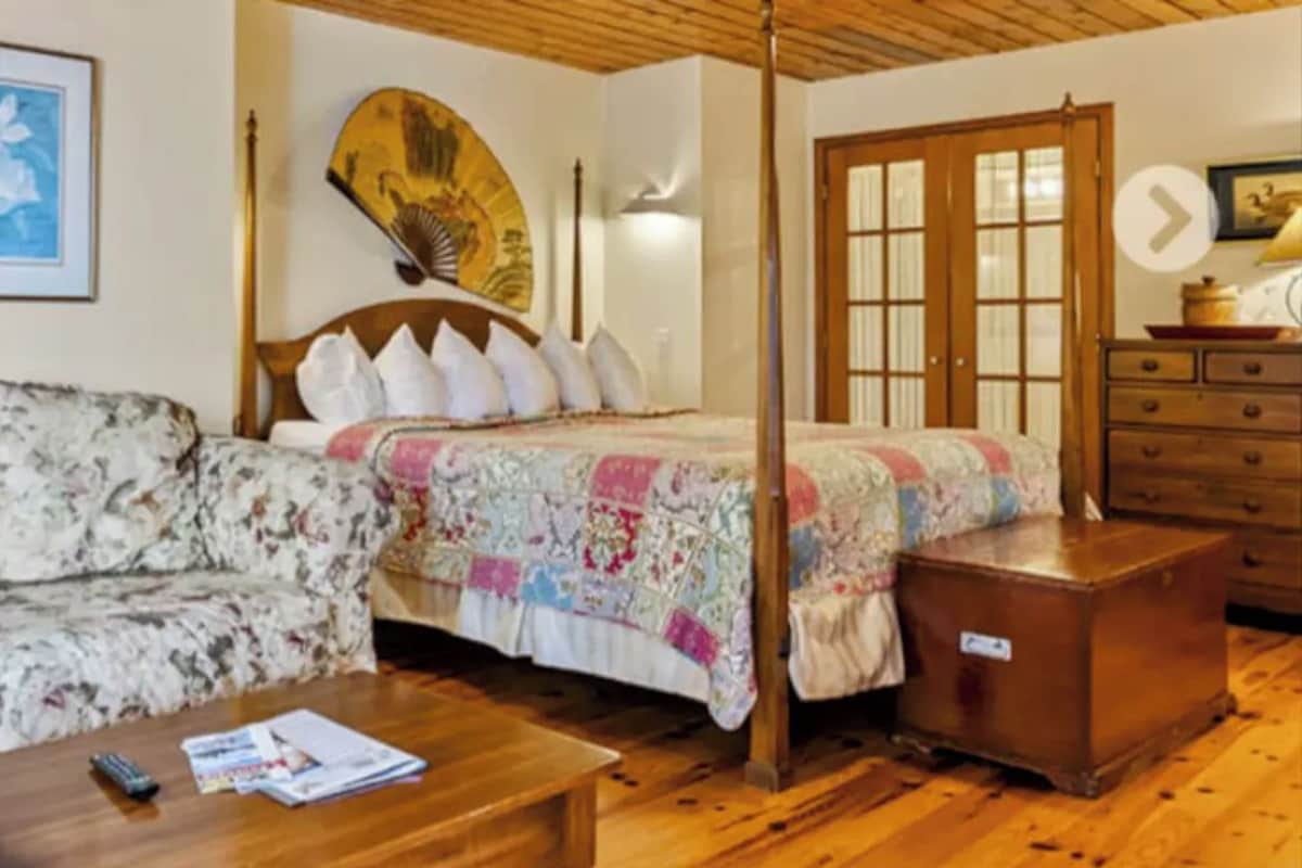 Chalet, Jetted Tub | WiFi (free), individually decorated, individually furnished, bed sheets
