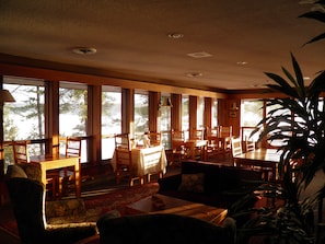 Daily full breakfast (CAD 30.00 per person)
