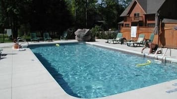 Piscine extérieure (ouverte en saison), parasols de plage