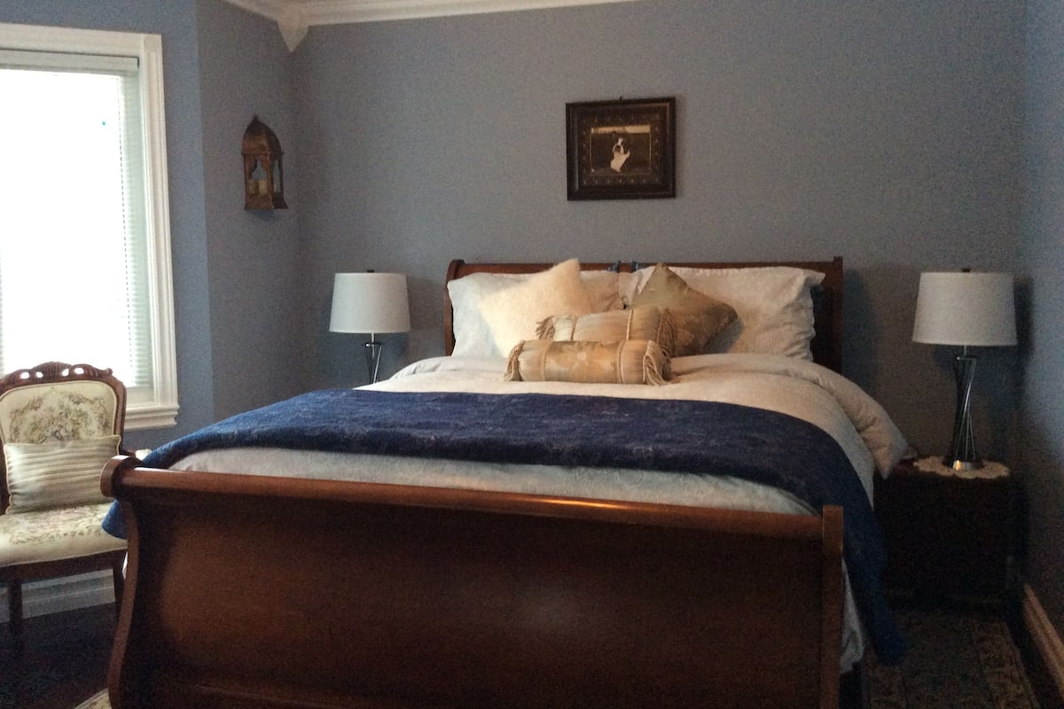 Sassy's Room, 1 Queen, Ensuite | Premium bedding, iron/ironing board (on request), WiFi (free)