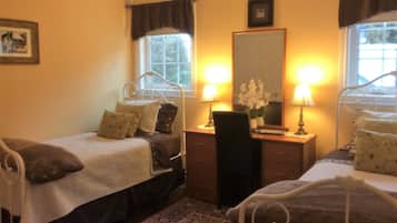 Suzy's Room, 2 Twin Beds or 1 King Bed, Private Washroom | Premium bedding, iron/ironing board, free WiFi, bed sheets