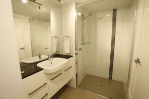 Shower, hair dryer, towels - Q Resorts Paddington (Townsville)