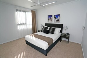 Laptop workspace, blackout curtains, soundproofing, iron/ironing board - Q Resorts Paddington (Townsville)