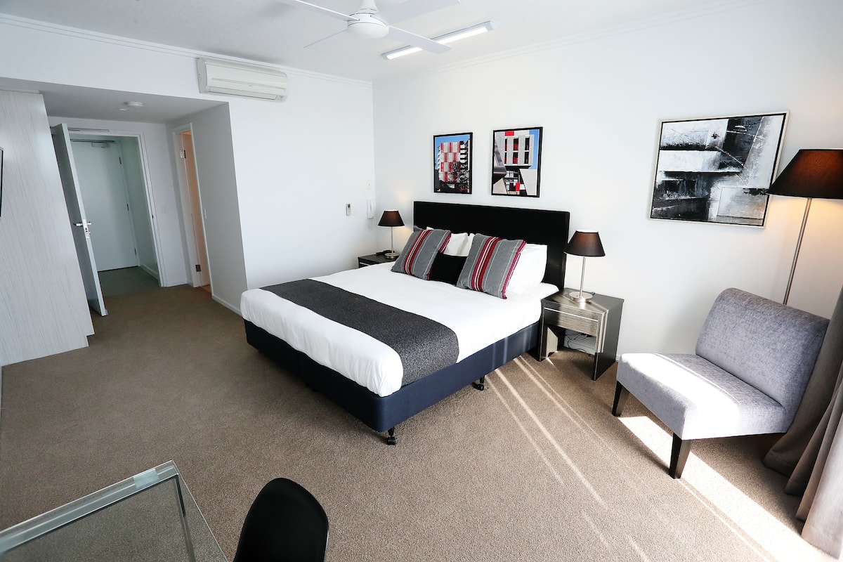 King Room | Laptop workspace, blackout curtains, soundproofing, iron/ironing board