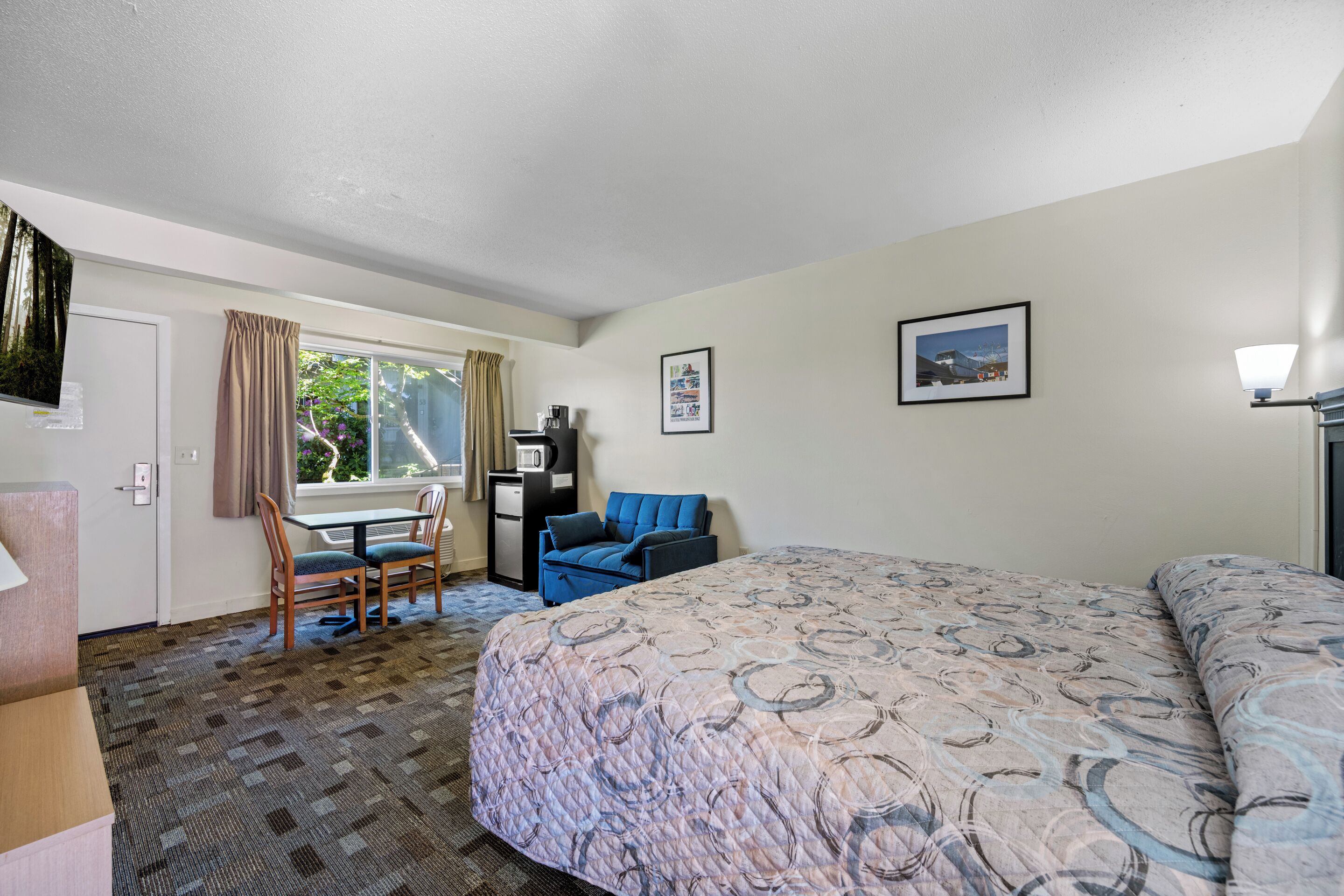 Deluxe Room | Individually furnished, blackout drapes, soundproofing