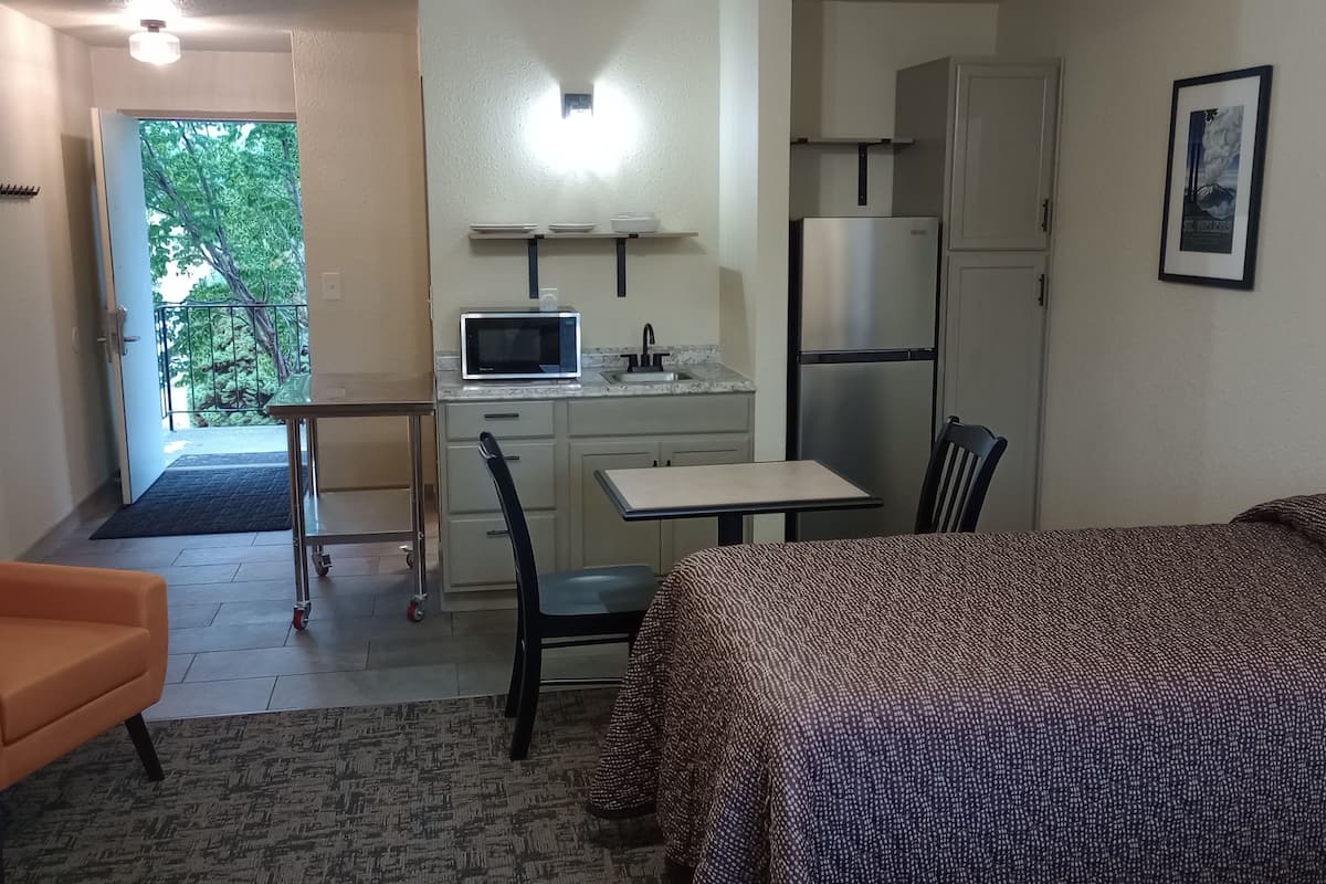 Deluxe Twin Room | Private kitchenette | Microwave, coffee/tea maker