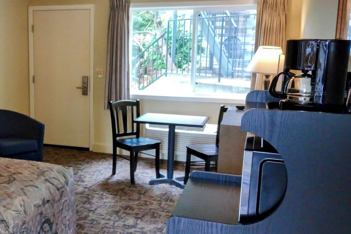 Comfort Room, 1 King Bed, Refrigerator & Microwave, Garden View | Blackout drapes, soundproofing, iron/ironing board, free WiFi