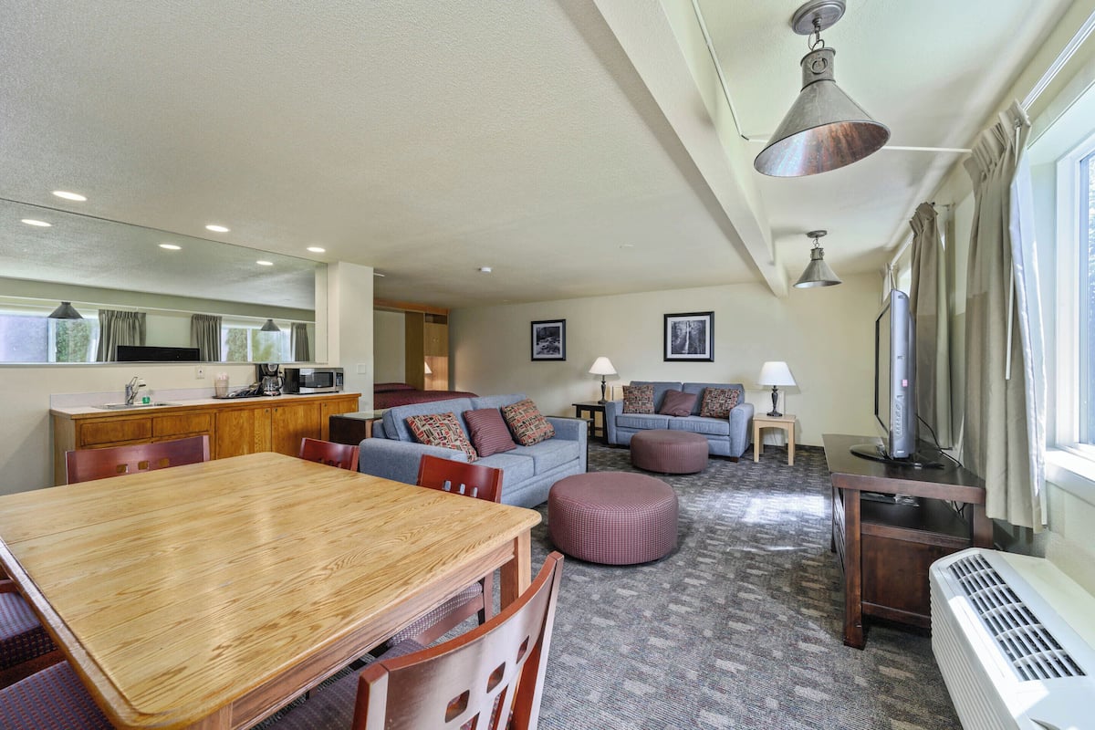 Family Triple Room, Non Smoking, Courtyard View | Blackout drapes, soundproofing, iron/ironing board, free WiFi