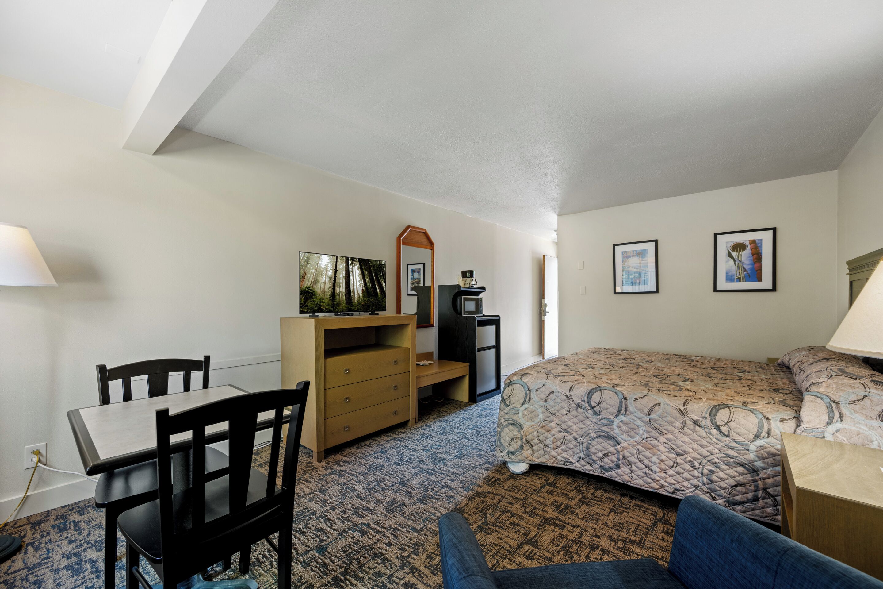 Comfort Room, 1 King Bed, Refrigerator & Microwave, Garden View | Individually furnished, blackout drapes, soundproofing