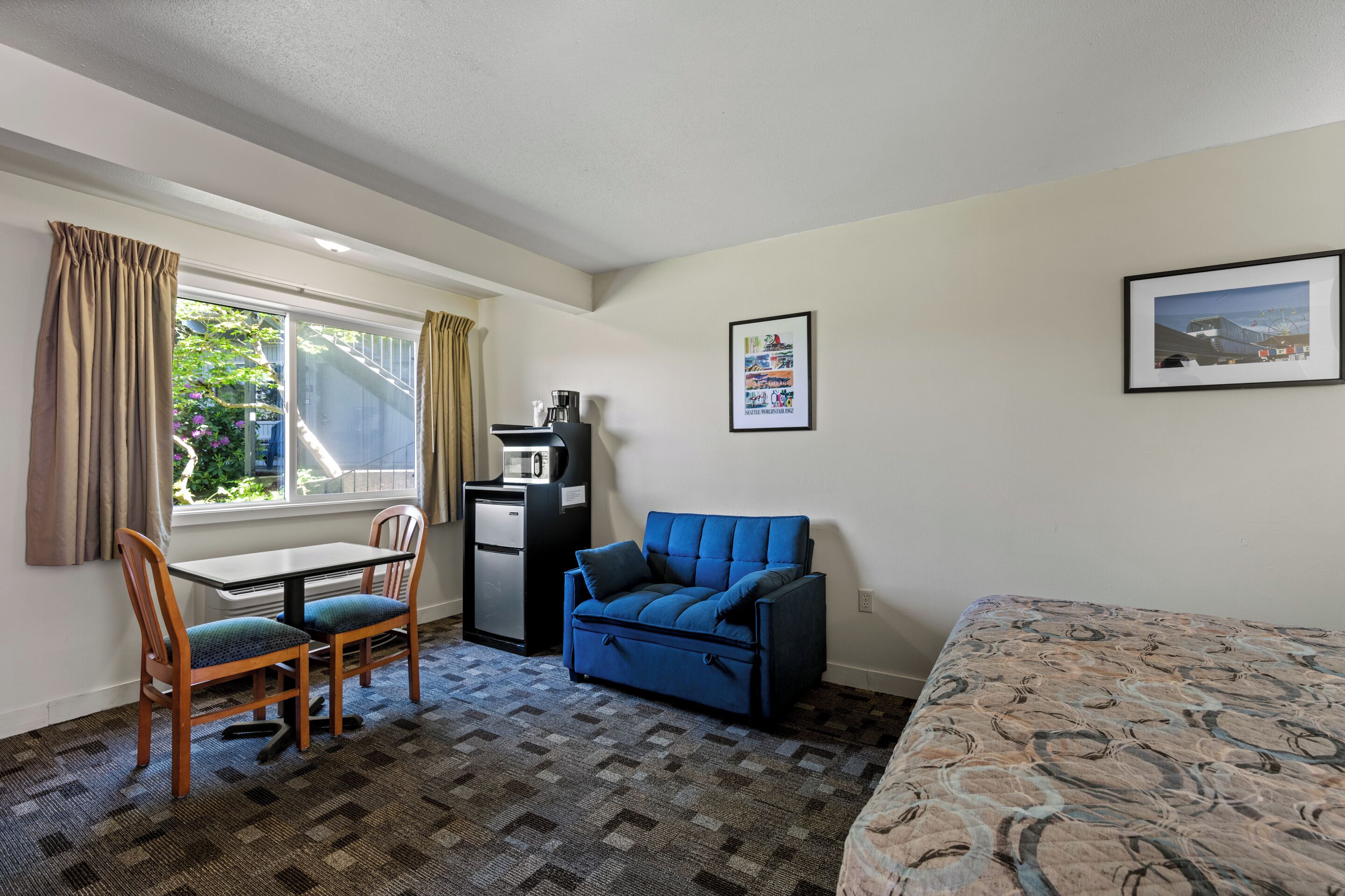Deluxe Room | Individually furnished, blackout drapes, soundproofing