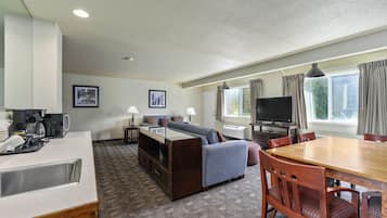 Familie driepersoonskamer, niet-roken, uitzicht op de binnenplaats | Verduisterende gordijnen, geluiddichte muren