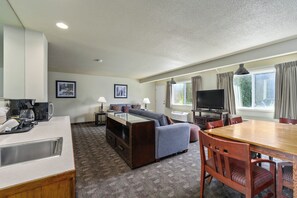 Individually furnished, blackout curtains, soundproofing - Cocusa Motel (Burlington)