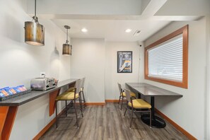 Free daily continental breakfast  - Cocusa Motel (Burlington)