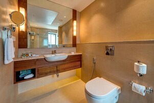 Duş, ücretsiz banyo/kozmetik ürünleri, saç kurutma makinesi, terlik