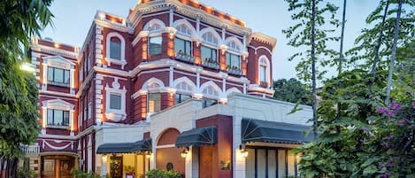 Façana frontal de l'allotjament (vespre/nit)