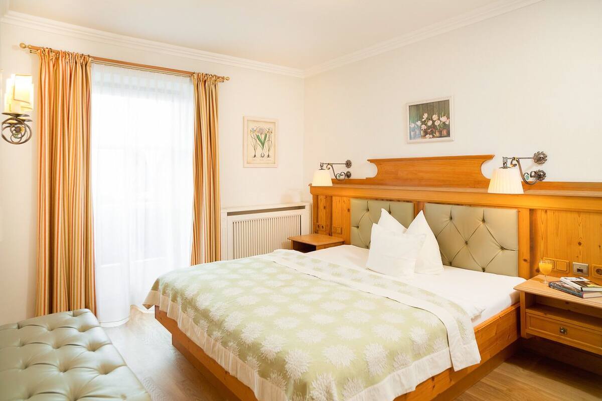 Deluxe Double Room (Typ C) | Minibar, in-room safe, desk, free WiFi