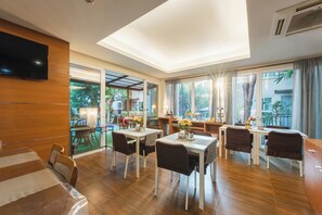 供  应早餐、午餐和晚餐