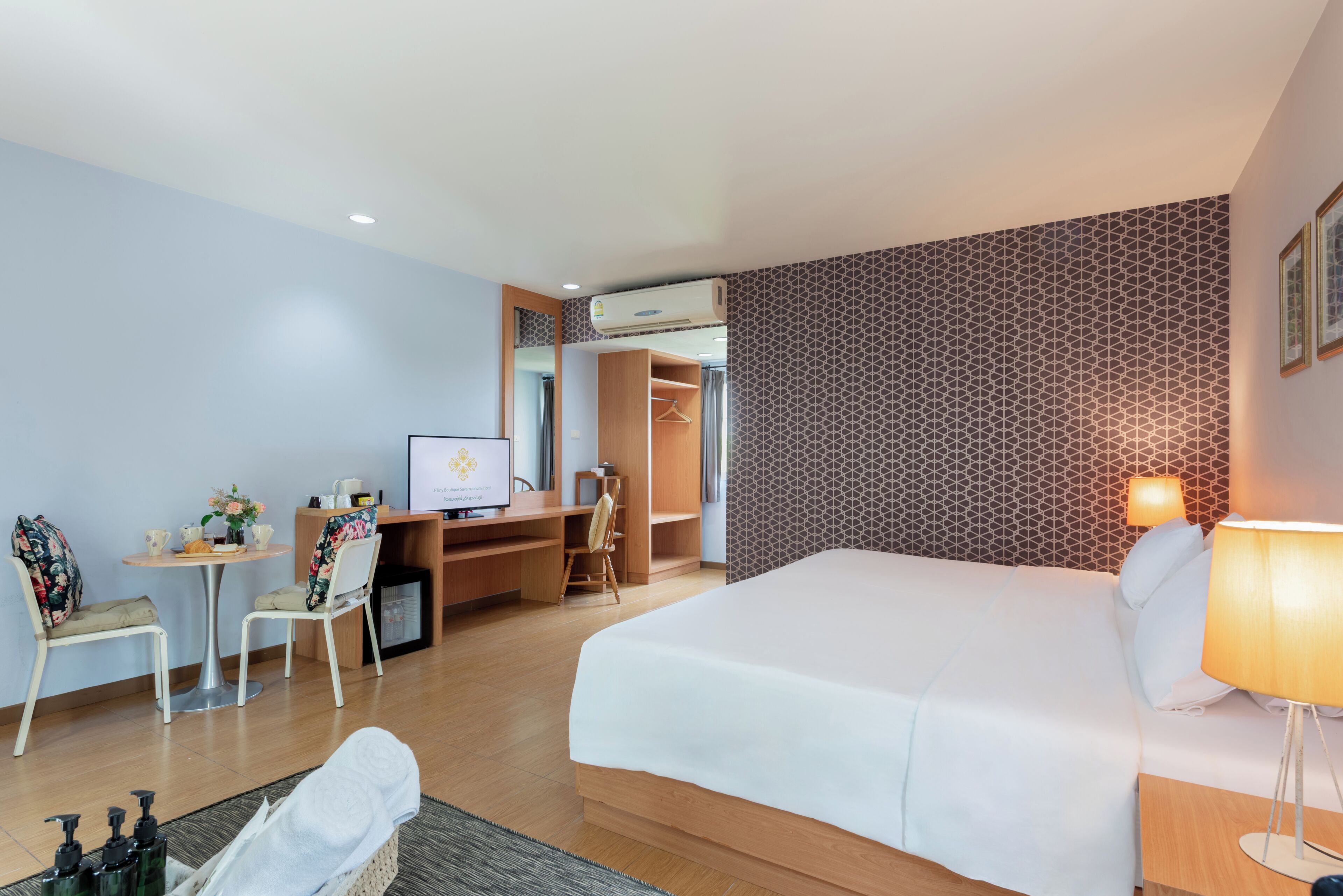 Une chambre d’hôtel équipée d’un lit, d’un bureau, d’une chaise et d’une armoire.