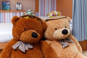 Habitación familiar | Minibar, cortinas opacas, wifi gratis y ropa de cama