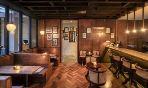 Tapas bar, pool views, open daily - Bisma Eight Ubud (Ubud)