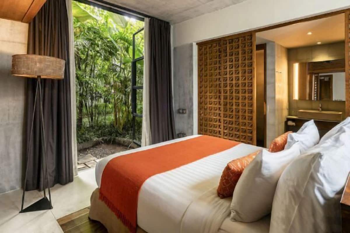 1 bedroom, premium bedding, down duvets, minibar