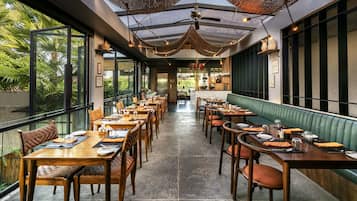 2 restaurants, dinner served