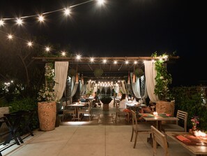 2 restaurantes, se sirve cena, cocina internacional