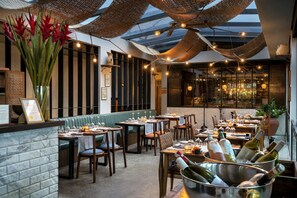 Hi ha 2 restaurants amb plats de cuina internacional 