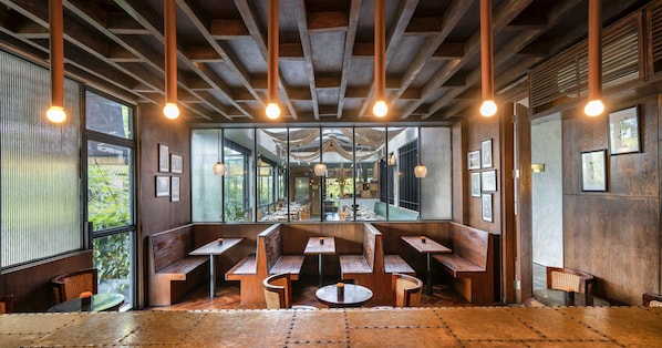 Bar à tapas, vue sur la piscine, ouvert tous les jours