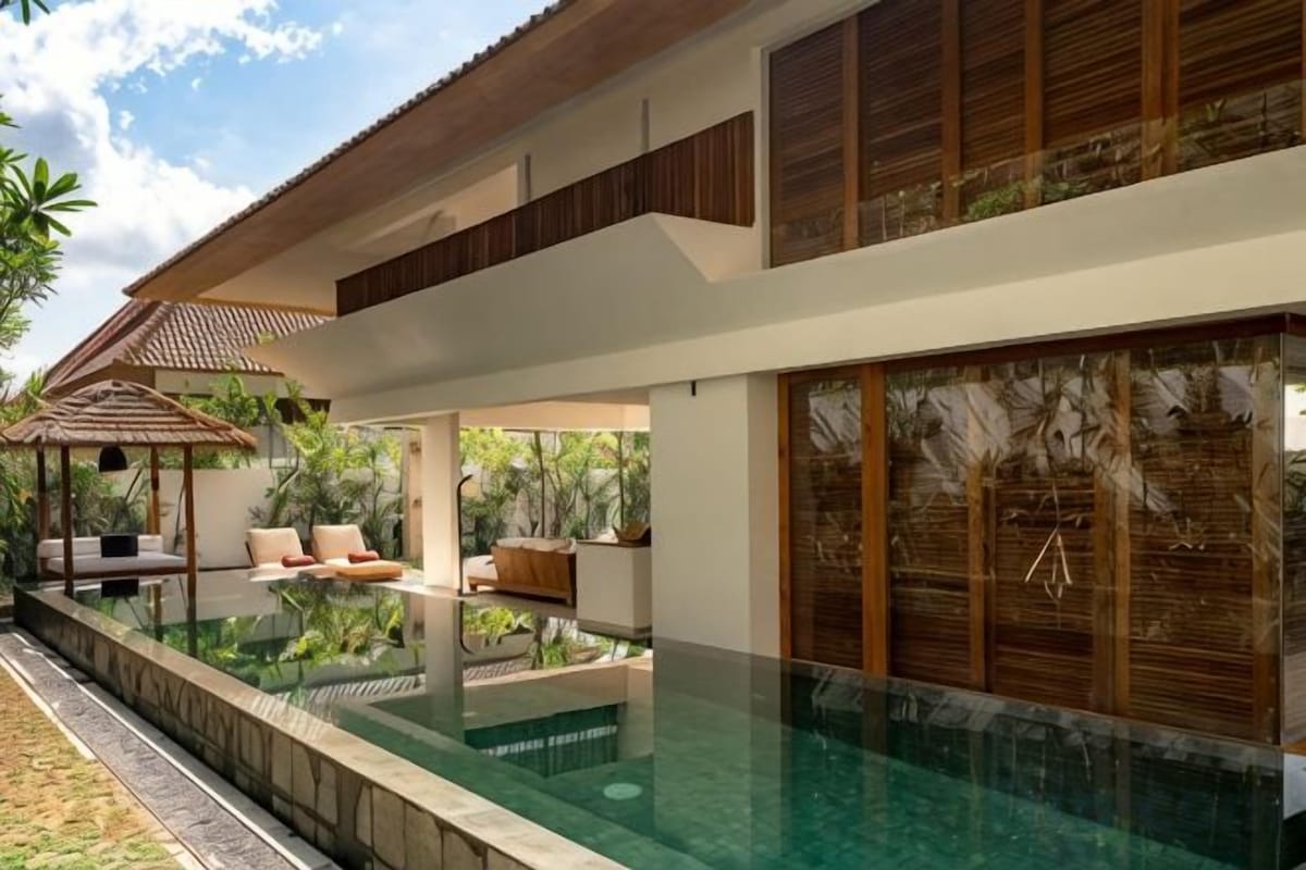 Pool | Outdoor pool, open 7:00 AM to 8:00 PM, pool umbrellas, sun loungers
